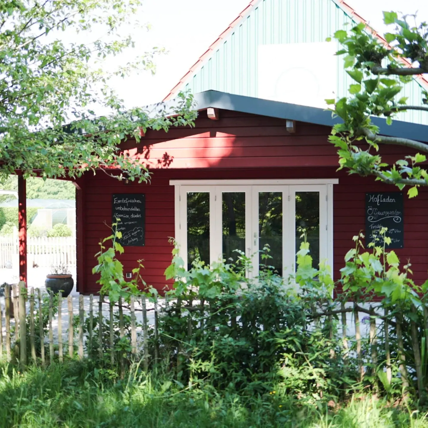 Unser Hofladen, das rote Blockhaus an der Hofeinfahrt